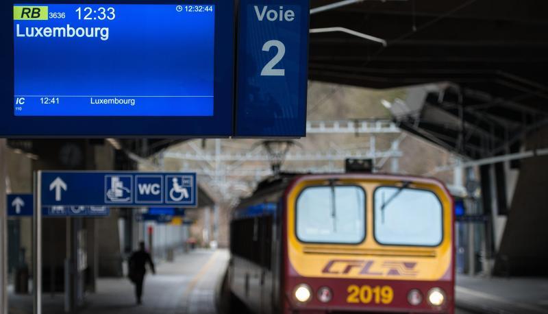 Ein Zug der Luxemburger Eisenbahn fährt in den Bahnhof Pfaffenthal-Kirchberg ein. In Luxemburg ist ab heute der öffentliche Personennahverkehr kostenlos.