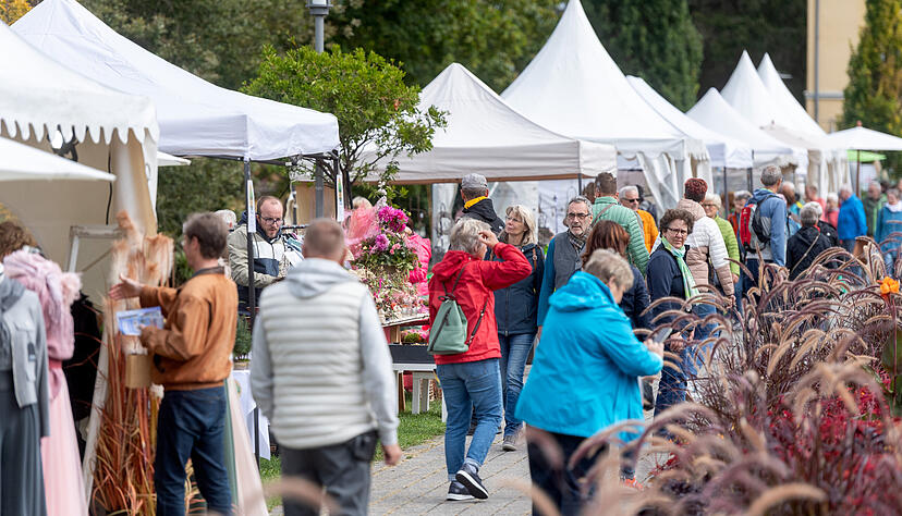 In herbstlichem Ambiente schlendern die Besuchergruppen über das Gelände. Besonders das Pflanzenangebot zieht Interessierte an. In herbstlichem Ambiente schlendern die Besuchergruppen über das Gelände. Besonders das Pflanzenangebot zieht Interessierte an.