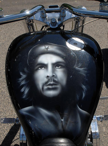 Hingucker auf der Platte: Jede Menge Chrom und ein Che-Guevara-Air-Brush ziert dieses Bike.