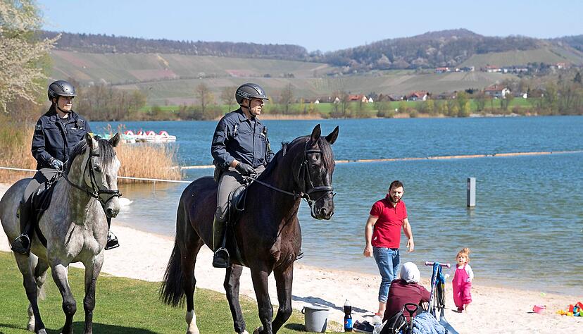 Vor allem am Sonntagnachmittag zog es viele Ausfl&uuml;gler ins Freie. Vielerorts zeigte die Polizei das ganze Wochenende &uuml;ber verst&auml;rkt Flagge. Am Breitenauer See waren sogar zwei Pferde und eine Drohne im Einsatz.
Fotos: Andreas Veigel