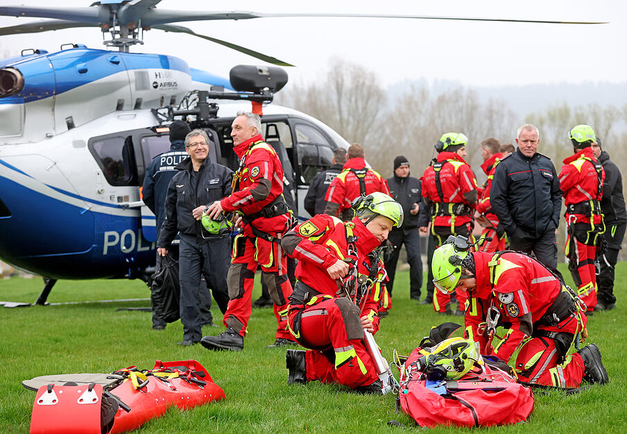 Die Höhenrettungsgruppe der Feuerwehr Stuttgart trainiert gemeinsam mit der Polizei im Erlebnispark Tripsdrill.