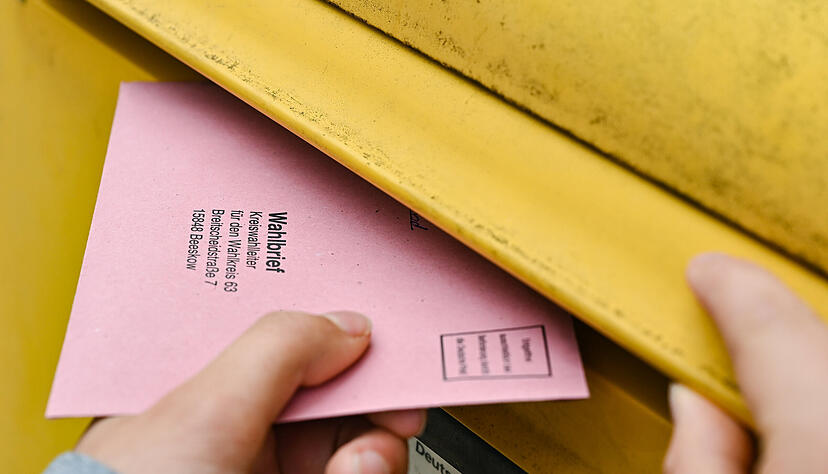 Damit die Stimmen der Briefwahl auch zählen, müssen sie zum richtigen Zeitpunkt in die Post gegeben werden. Damit die Stimmen der Briefwahl auch zählen, müssen sie zum richtigen Zeitpunkt in die Post gegeben werden.