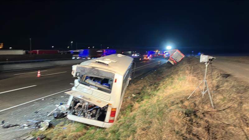 Der Reisebus wurde bei dem Unfall beschädigt. Insassen befanden sich zu dem Zeitpunkt nicht im Bus. Der Reisebus wurde bei dem Unfall beschädigt. Insassen befanden sich zu dem Zeitpunkt nicht im Bus.