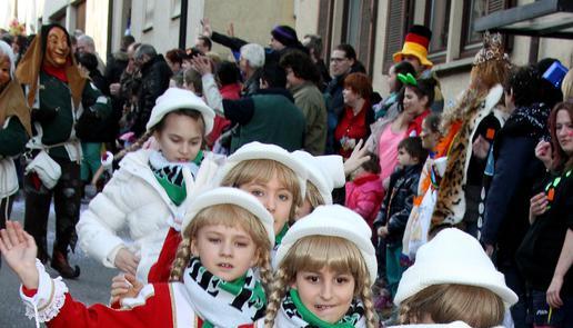 Auch ganz junge Gardem&auml;dchen waren schon flei&szlig;ig mit dabei.