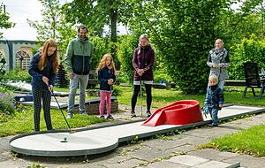 Auch das ist wieder möglich: Familien spielen Minigolf in Lauffen. Auch das ist wieder möglich: Familien spielen Minigolf in Lauffen.
