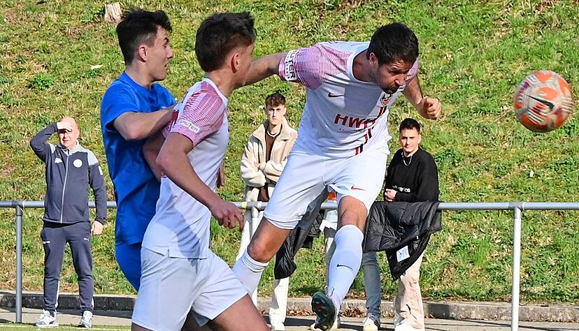 Nicht wie erwartet mit dem Kopf, sondern sp&auml;ter per Fu&szlig; erzielte Nick Proschwitz (rechts) gegen Walldorf II zum Auftakt vergangene Woche seinen ersten Treffer im Dress des VfB Eppingen. In Neuenheim fehlt der 37-J&auml;hrige allerdings.
Foto: Klaus Kr&uuml;ger