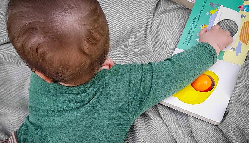 So bleibt das Material schön und sauber: Frische Flecken auf Wolle-Seide-Bodys entfernt man am besten sofort mit kaltem Wasser und etwas Gallseife.