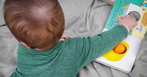 So bleibt das Material schön und sauber: Frische Flecken auf Wolle-Seide-Bodys entfernt man am besten sofort mit kaltem Wasser und etwas Gallseife.