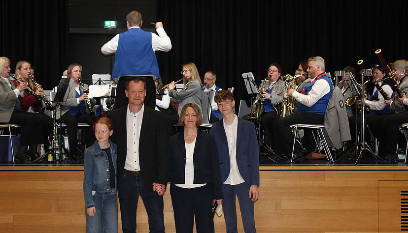 Neue Rathauschefin in Pfedelbach: Ina Krone wird von ihrem Mann Timo und den Kindern Anna und Tom unterstützt. Neue Rathauschefin in Pfedelbach: Ina Krone wird von ihrem Mann Timo und den Kindern Anna und Tom unterstützt.