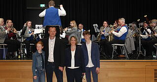 Neue Rathauschefin in Pfedelbach: Ina Krone wird von ihrem Mann Timo und den Kindern Anna und Tom unterst&uuml;tzt.