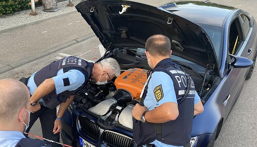 Was unter so mancher Motorhaube zum Vorschein kommt, bringt manchmal auch erfahrene Beamte zum Staunen. Foto: Alexander Klug