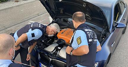 Was unter so mancher Motorhaube zum Vorschein kommt, bringt manchmal auch erfahrene Beamte zum Staunen.
Fotos: Alexander Klug