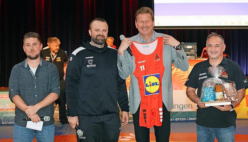 Hallensprecher Marcel Glaser (v. l.) und Eduard Popp &uuml;bergaben Ralf Peter Beitner ein Devils-Trikot. Spartenleiter Denis Berberovic hatte noch ein Ringerbuch dabei.