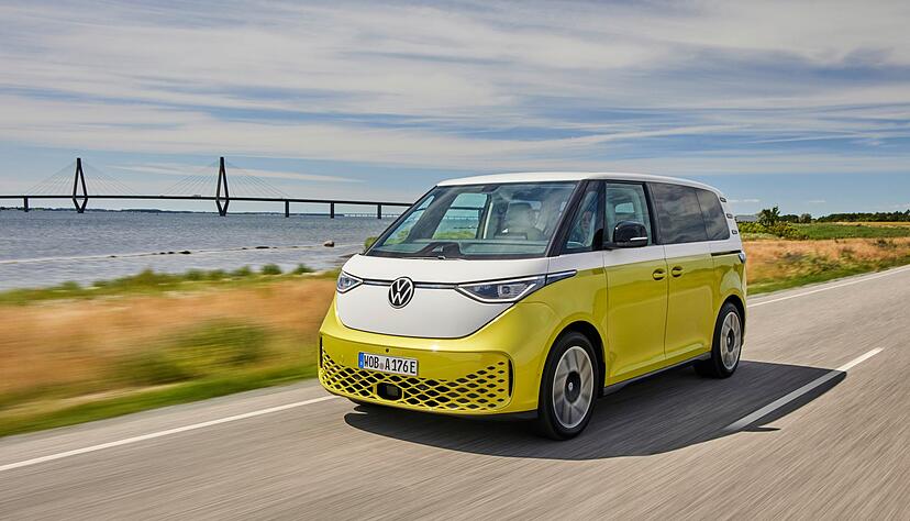 Bulli für die Generation E? Der VW ID.Buzz kombiniert Retro-Charme beim Design mit rein elektrischem Antrieb. Bulli für die Generation E? Der VW ID.Buzz kombiniert Retro-Charme beim Design mit rein elektrischem Antrieb.