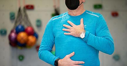Ein Long-Covid-Patient beim Atemtraining in  einer Reha-Klinik für Post-Covid Erkrankte.