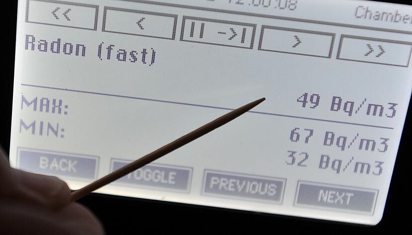 Nicht &uuml;berm&auml;&szlig;ig hoch, aber doch vorhanden: Das Messger&auml;t zeigt eine Radonkonzentraion von 49 Becquerel pro Kubikmeter an.