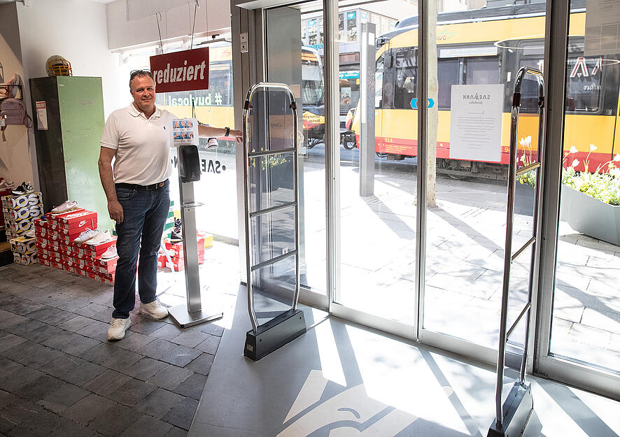 Erste Geschäfte öffnen wieder Erste Geschäfte öffnen wieder