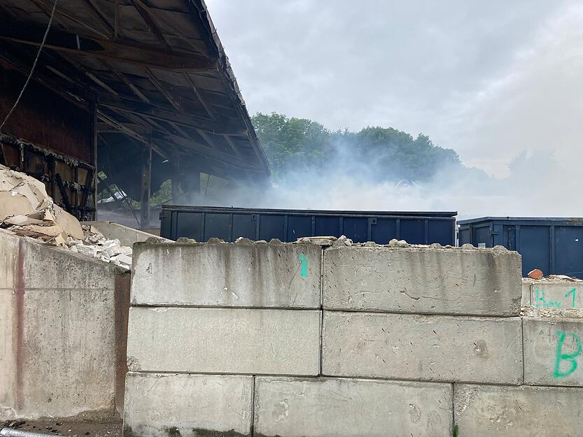 Rauchschwaden ziehen nach dem Brand über das Firmengelände in Öhringen. Rauchschwaden ziehen nach dem Brand über das Firmengelände in Öhringen.