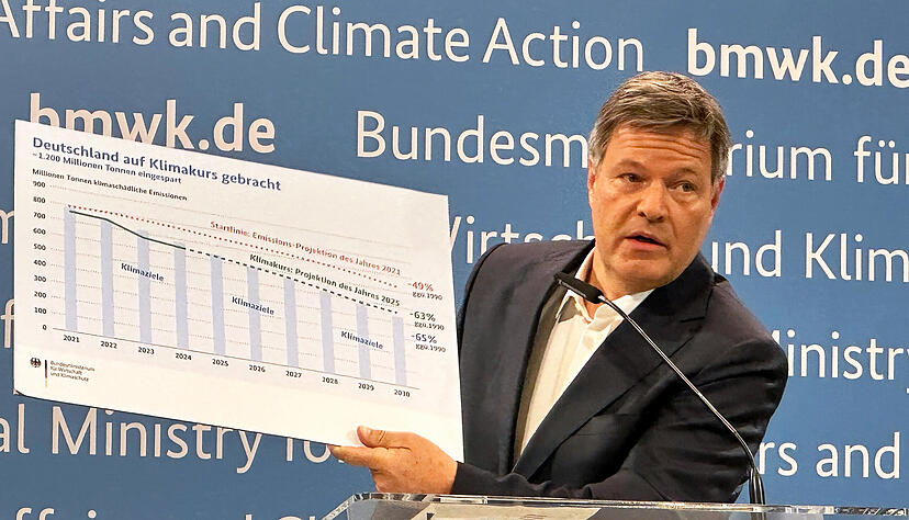 Der scheidende Wirtschaftsminister Robert Habeck (Grüne) sieht Deutschland auf Erfolgskurs beim Klimaschutz. Der scheidende Wirtschaftsminister Robert Habeck (Grüne) sieht Deutschland auf Erfolgskurs beim Klimaschutz.