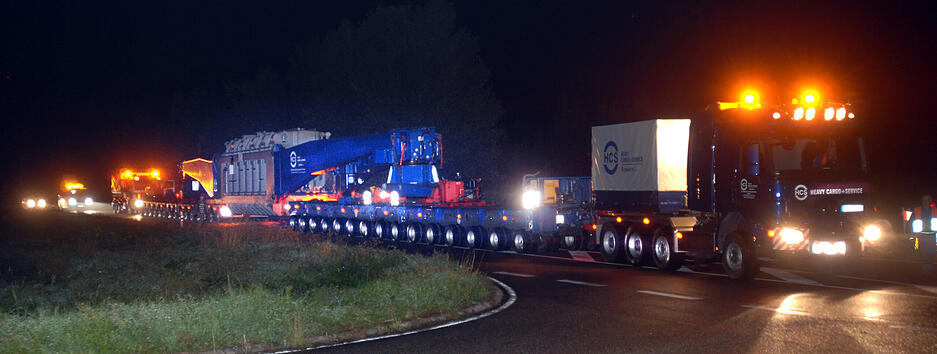 September 2010: Der 80 Meter lange Schwertransport mit dem frei über dem Boden schwebenden Transformator rollt auf der B 293 bei Leingarten zum nahen Umspannwerk der EnBW.