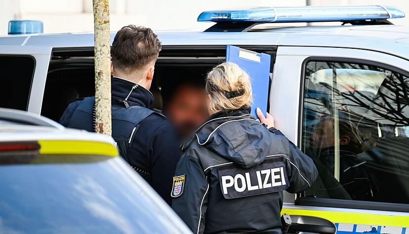 Der mutma&szlig;liche T&auml;ter wurde nach der Festnahme in ein Polizeiauto gebracht.