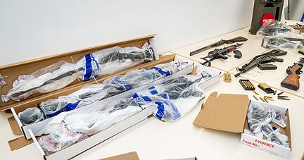 Beweismittel in Form von Waffen, die bei einem SEK-Einsatz in Boxberg sichergestellt wurden, liegen eingepackt in Plastikfolie auf einem Tisch im Polizeipräsidium Heilbronn. Beweismittel in Form von Waffen, die bei einem SEK-Einsatz in Boxberg sichergestellt wurden, liegen eingepackt in Plastikfolie auf einem Tisch im Polizeipräsidium Heilbronn.