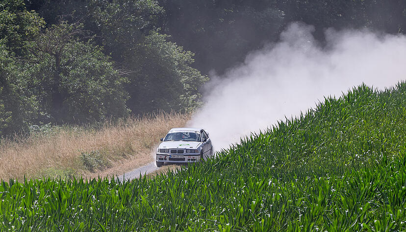 J&ouml;rg D&ouml;rre und Robin Zai&szlig; vom ausrichtenden HWRT Wohlmuthausen fuhren in ihrem reaktivierten BMW M3 E36 allen 28 Konkurrenten davon.