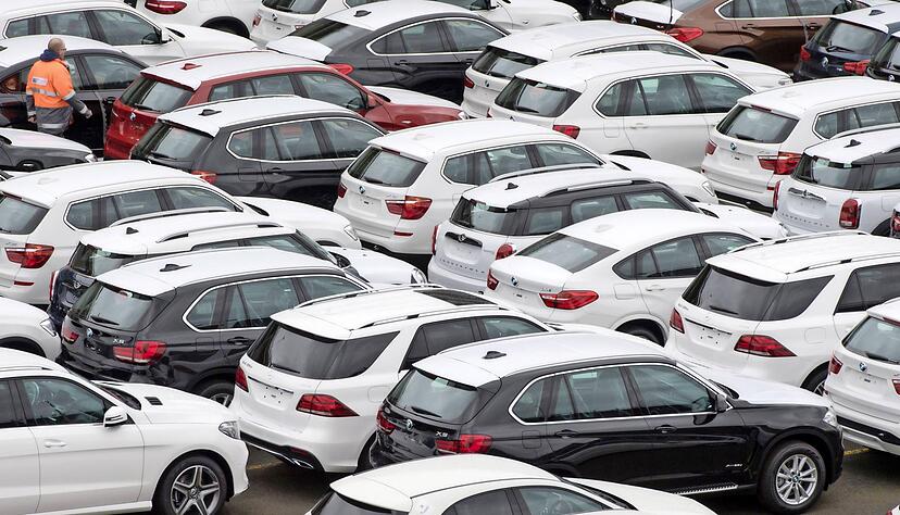 Nicht nur wie hier in Bremerhaven stehen unz&auml;hlige Neuwagen von Mercedes-Benz und BMW auf Parkpl&auml;tzen. Die gesamte Autobranche hat derzeit gro&szlig;e Probleme beim Verkauf von Neuwagen und Gebrauchten.
Foto: dpa
