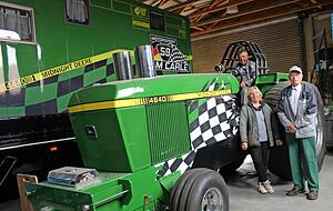 Zwei Generationen und ein Renn-Schlepper in einer Riesengarage: Marcus Carle (links) mit Ehefrau Silvia und Vater Walter brennt für sein Hobby Tractor-Pulling. Zwei Generationen und ein Renn-Schlepper in einer Riesengarage: Marcus Carle (links) mit Ehefrau Silvia und Vater Walter brennt für sein Hobby Tractor-Pulling.