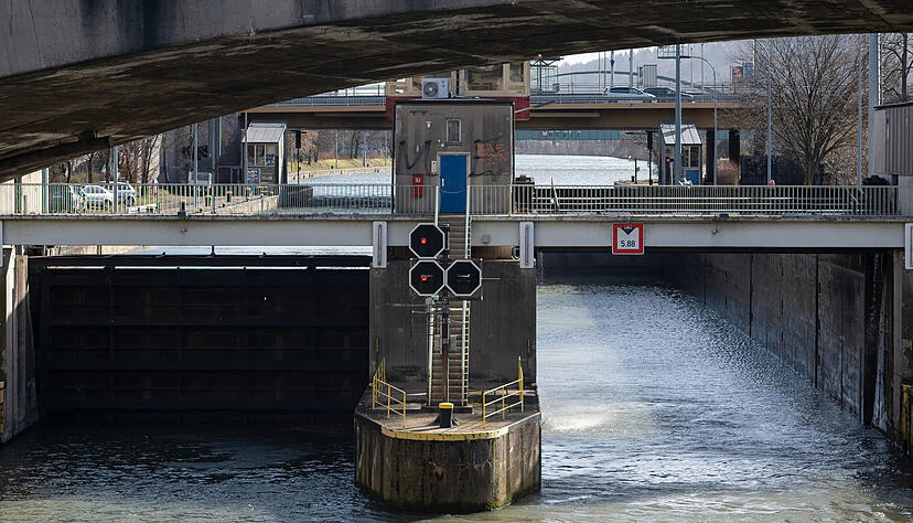 Die Neckarschleusen sind für moderne Containerschiffe zu kurz. Über den Ausbau wird seit vielen Jahren gestritten. Die Neckarschleusen sind für moderne Containerschiffe zu kurz. Über den Ausbau wird seit vielen Jahren gestritten.