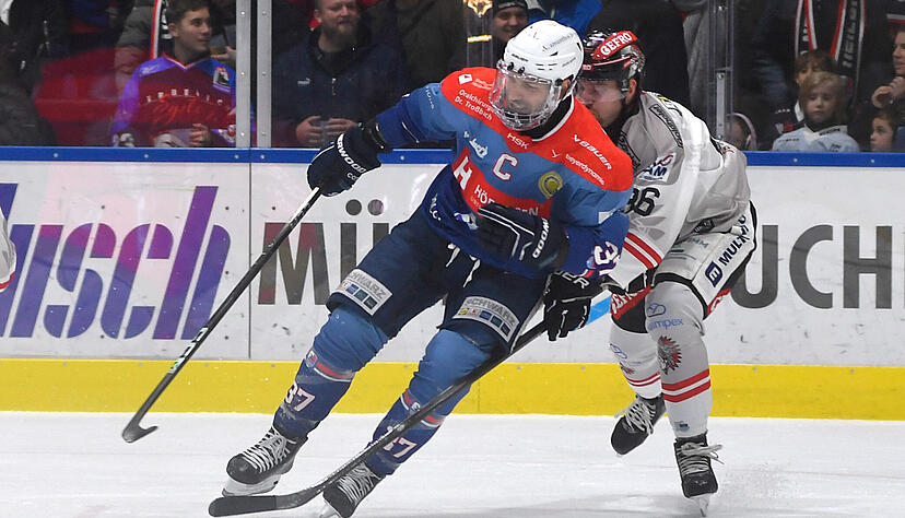 Nach seinem Kieferbruch ist Falken-Kapitän Freddy Cabana (links, im Duell mit Patrick Kurz) immer noch mit Vollvisier auf dem Eis.