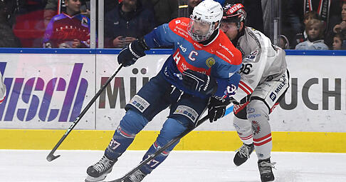 Nach seinem Kieferbruch ist Falken-Kapitän Freddy Cabana (links, im Duell mit Patrick Kurz) immer noch mit Vollvisier auf dem Eis.