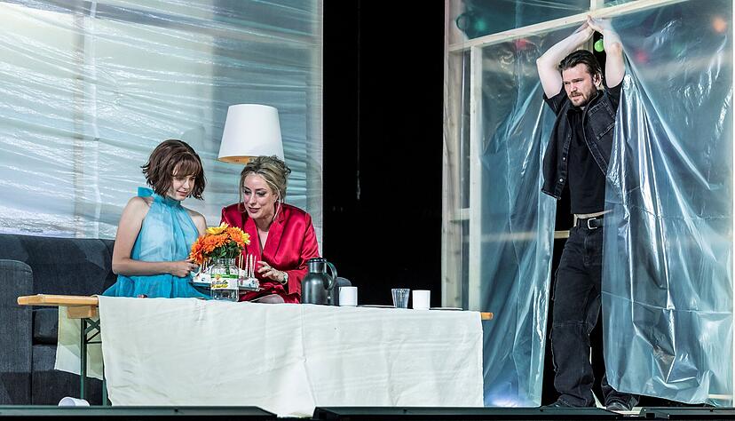 Blanche DuBois (Juliane Schwabe, M.) ist bei ihrer Schwester Stella (Sophie Maria Scherrieble) und deren Mann Stanley (Sven-Marcel Voss) zu Besuch.