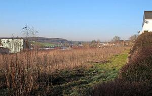 Bis vergangene Woche wollte der Landkreis Heilbronn auf diesem Gel&auml;nde in Kirchardt neben dem Rewe-Markt (r.) eine Fl&uuml;chtlingsunterkunft errichten. Jetzt will Kaco (links) dort seine Erweiterungspl&auml;ne verwirklichen. Foto: Tanja Ochs