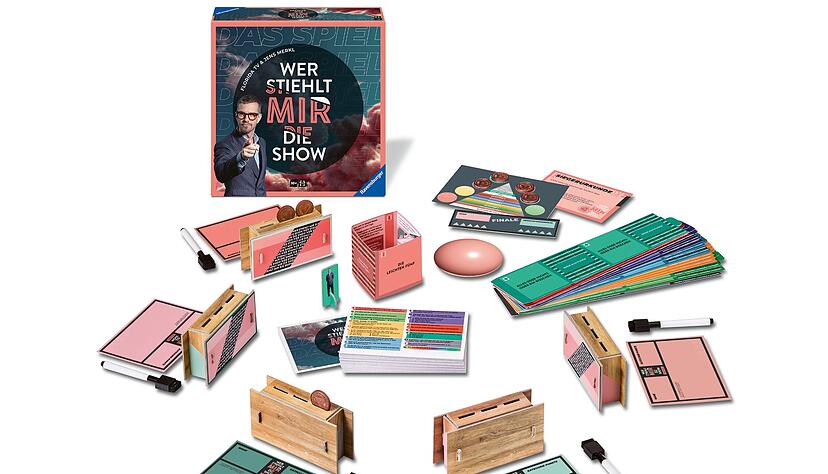 Minimum 3 und maximal 5 Spielende ab 10 Jahren treten bei «Wer stiehlt mir die Show?» an. In bis zu eineinhalb Stunden pro Spielrunde muss man etwa Wissensfragen beantworten, Antwortsätze rückwärts formulieren oder Songs gurgeln. Minimum 3 und maximal 5 Spielende ab 10 Jahren treten bei «Wer stiehlt mir die Show?» an. In bis zu eineinhalb Stunden pro Spielrunde muss man etwa Wissensfragen beantworten, Antwortsätze rückwärts formulieren oder Songs gurgeln.