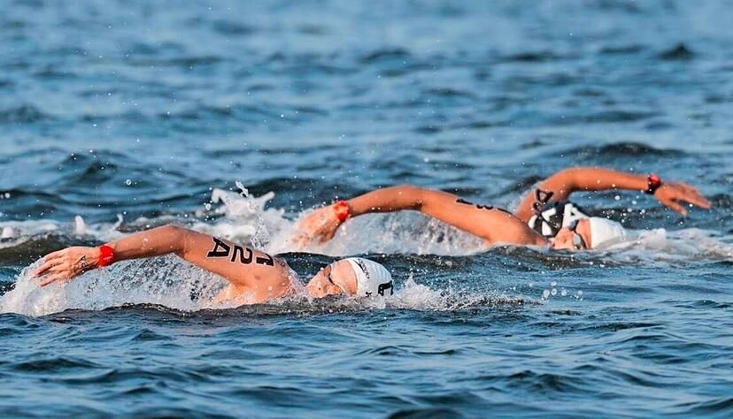 Hat Gold in der Mixed-Staffel bei der Freiwasser-Weltmeisterschaft im Juli 2025 in Singapur geholt: Celine Rieder (Mitte).