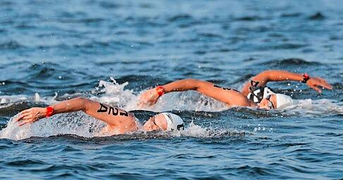 Hat Gold in der Mixed-Staffel bei der Freiwasser-Weltmeisterschaft im Juli 2025 in Singapur geholt: Celine Rieder (Mitte).