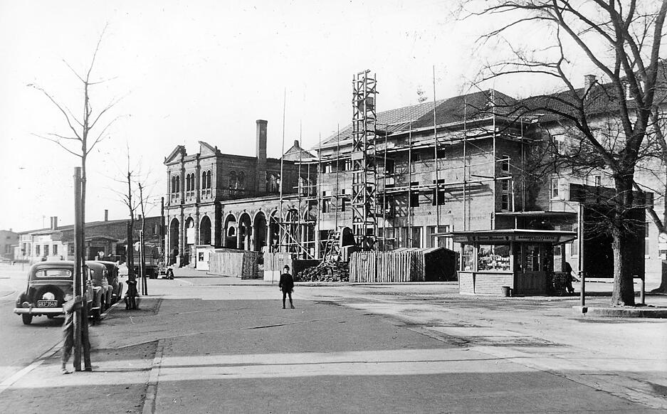 Bahnhofsvorplatz und Bahnhofshallen-Provisorium (mi) 1956 in Heilbronn.