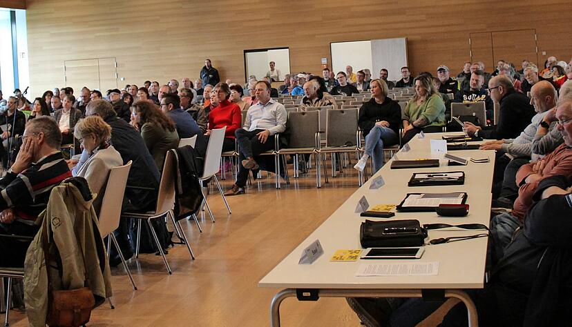 Etwas mehr als die Hälfte der 360 Besucherstühle bei der Gemeinderratssitzung sind besetzt, bei der letzten Veranstaltung waren es knapp 600 Gäste.
Foto: Stefanie Jani Etwas mehr als die Hälfte der 360 Besucherstühle bei der Gemeinderratssitzung sind besetzt, bei der letzten Veranstaltung waren es knapp 600 Gäste.
Foto: Stefanie Jani