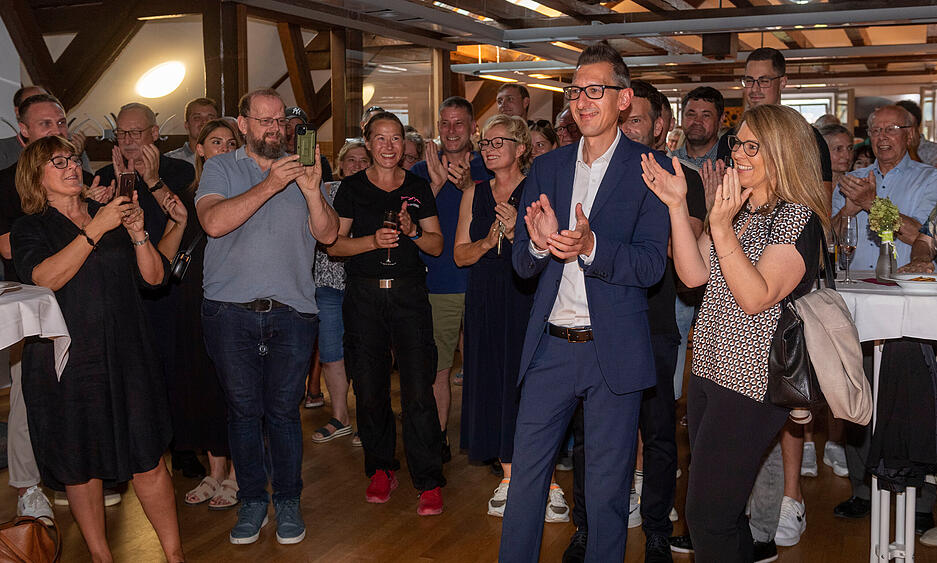 Große Freude beim Wahlsieger Patrick Dillig und seinen Fans. Große Freude beim Wahlsieger Patrick Dillig und seinen Fans.