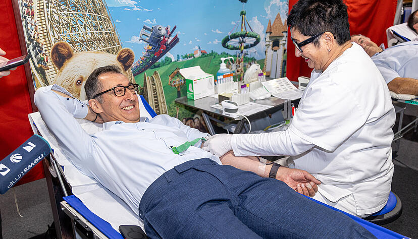 Cem &Ouml;zdemir ist Schirmherr der Blutspendeaktion in Tripsdrill, die dieses Jahr ihren 25. Geburtstag feiert. Auch der Politiker selbst lie&szlig; es sich nicht nehmen, auf einer der Liegen Platz nehmen.
Foto: Lina Bihr