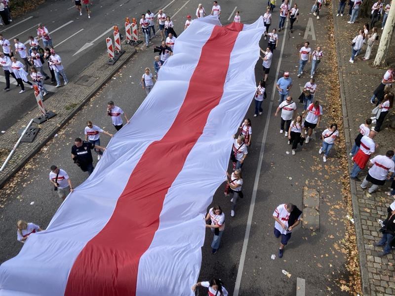 Immer wieder stach das Sondertrikot hervor – und vor allem das riesige Banner zu Ehren des Brustring-Jubiläums.