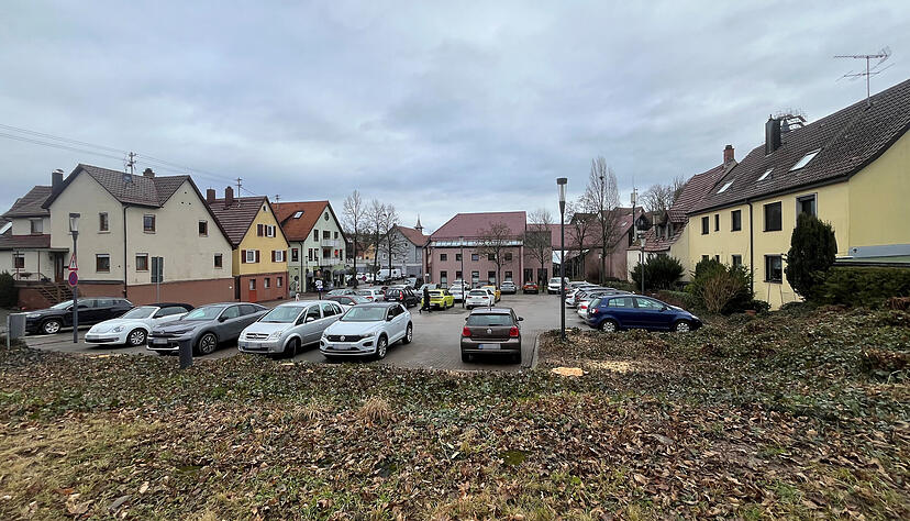 Ungewohnt kahl sieht die Gr&uuml;nfl&auml;che hinter dem Rathaus-Parkplatz seit vergangener Woche aus. Mehrere B&auml;ume wurden gef&auml;llt.