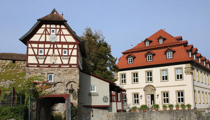 Gleich neben der mittelalterlichen Burg erstrahlt das Stettensche Barockschloss wieder in altem Glanz. Foto: Barbara Griesinger Gleich neben der mittelalterlichen Burg erstrahlt das Stettensche Barockschloss wieder in altem Glanz. Foto: Barbara Griesinger