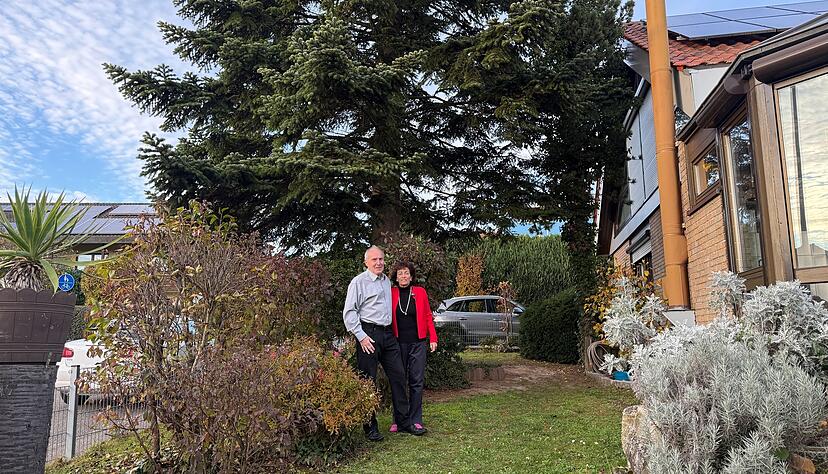 Das Ehepaar Seiz aus Ilsfeld hat sich dazu entschieden, die 16 Meter hohe und 47 Jahre alte Weißtanne als Weihnachtsbaum für den Heilbronner Marktplatz zu spenden.