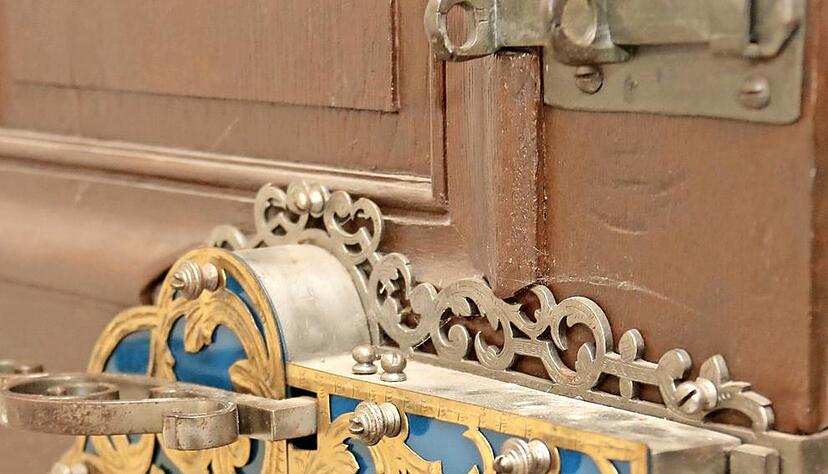 Zur kunstvollen Ausstattung z&auml;hlen auch T&uuml;rschl&ouml;sser wie dieses.