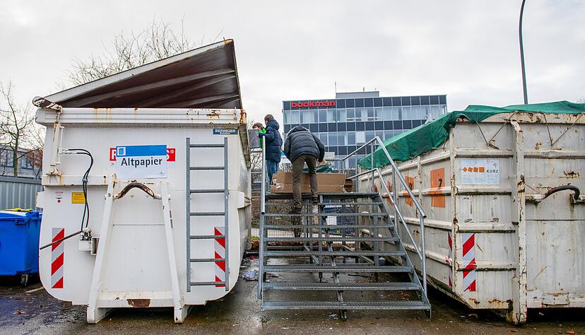 "Wer sortiert, macht schon viel", sagt Recyclinghof-Mitarbeiterin Ute Rudel. Für jede Abfallart gibt es spezielle Behälter.
Fotos: Christiana Kunz