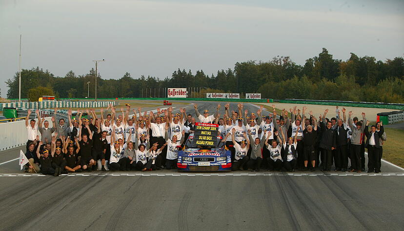 Legendäres Bild aus dem Jahr 2004: Ekström (auf dem Auto) zusammen mit dem ganzen Team nach seinem ersten DTM-Titel.