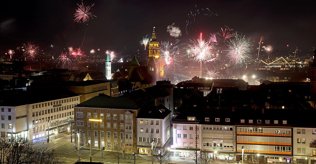 In Heilbronn ist eine Debatte um ein zentrales Feuerwerk zu Silvester aufgekommen. Andere St&auml;dte haben damit positive Erfahrungen gesammelt.