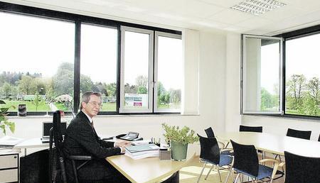 Harald Augenstein, der Geschäftsführer der Akademie für Information und Management, überschaut die (Bildungs-) Landschaft in einem der schönsten Arbeitszimmer von Heilbronn. (Foto: Dittmar Dirks) Harald Augenstein, der Geschäftsführer der Akademie für Information und Management, überschaut die (Bildungs-) Landschaft in einem der schönsten Arbeitszimmer von Heilbronn. (Foto: Dittmar Dirks)